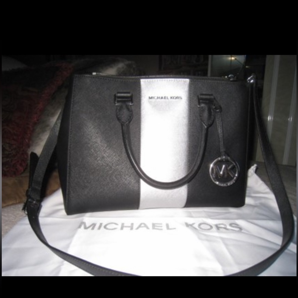 Authentic Michael Kors Saffiano Leather, 3 compartment Handbag.